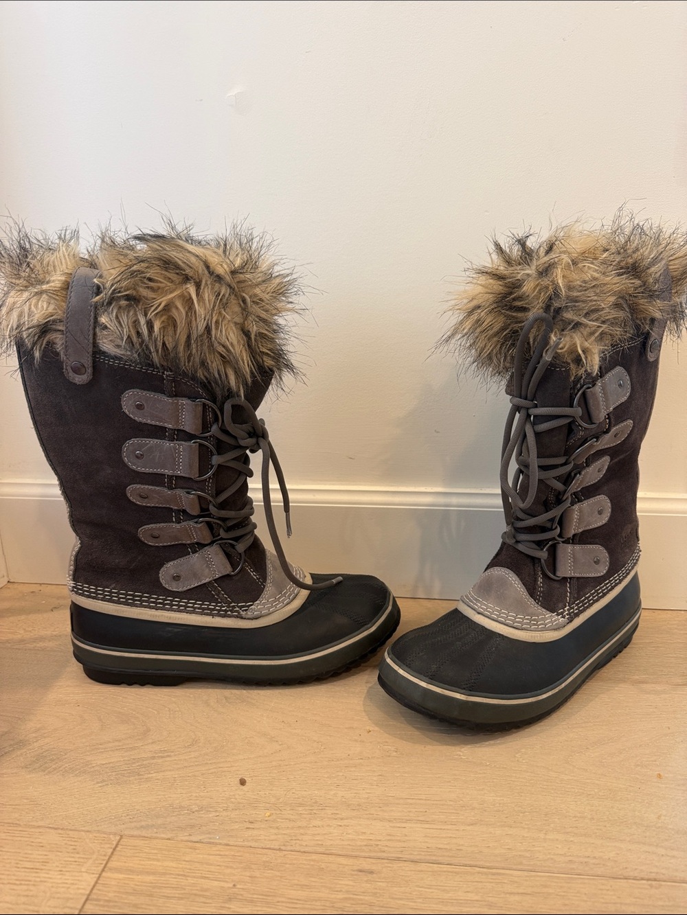 Sorel Joan of Arctic Size 8 Winter Lace-Up Boots in Dark Gray and Tan